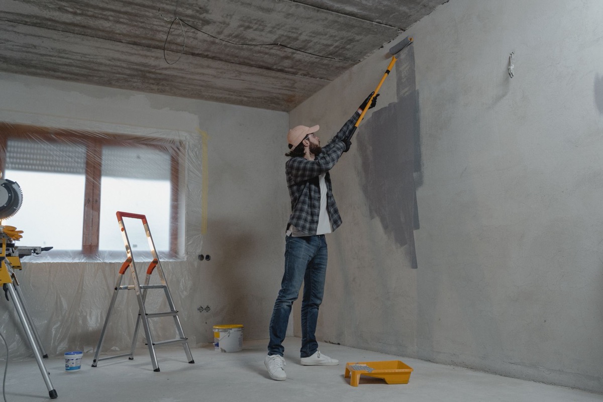 Mise en peinture d'un mur au rouleau, fenêtre protégée